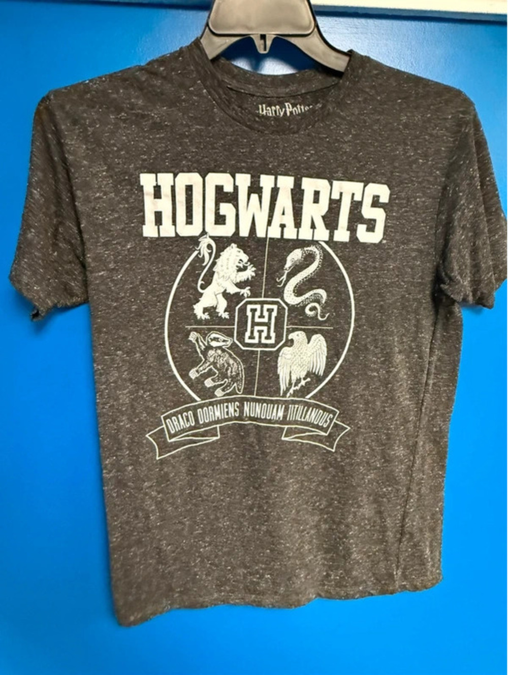 Harry Potter Hogwarts Crest T-Shirt Medium Charcoal Grey Heather Linen Blend